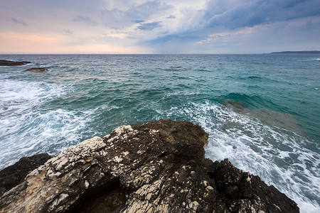 克罗地亚岛海岸的波浪从 120fps 慢动作