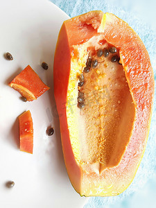 橙色新鲜木瓜保存在白色背景中，切块，富含纤维 维生素 C 和抗氧化剂 增强免疫力 对糖尿病患者和眼睛有益