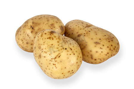 白色背景中的三个生土豆