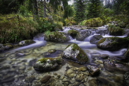小溪石头摄影照片_流动的山间溪流与石头