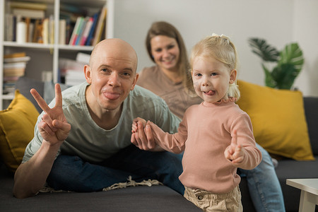 植入人工耳蜗的聋童女孩学习听声音并与父亲一起玩-人工耳蜗手术后康复和康复概念