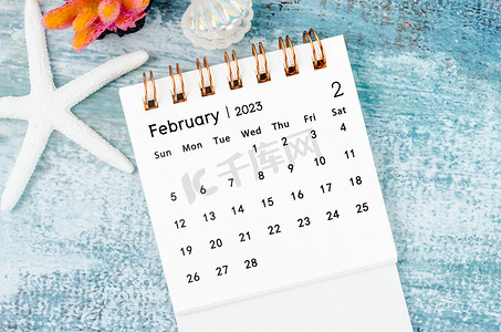 2023 年 2 月的 2023 年月度台历，旧蓝色木制背景。