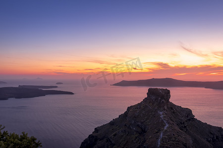 俯瞰水摄影照片_俯瞰火山口和圣托里尼海的日落。