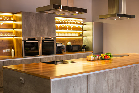 新豪华住宅中的现代极简主义风格厨房、橱柜和不锈钢器具