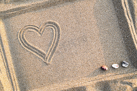 手绘旅游摄影照片_画在沙子上的心，爱与健康的概念，顶视图，特写，复制空间
