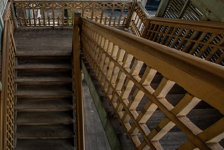 楼梯装潢摄影照片_通往旧市政厅二楼的楼梯，欧式建筑。
