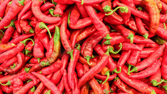 食品市场陈列的红尖椒的顶视图