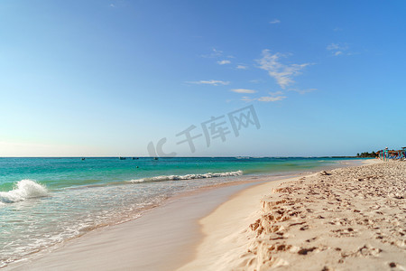 海边酒店摄影照片_坎昆 Zona Hoteleria 加勒比海滩上的海岸。