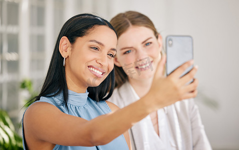 商业女性在电话上为社交媒体拍摄团队自拍，作为一家初创机构的快乐、微笑和成功合作。