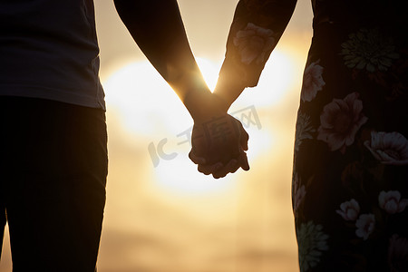 情人节手摄影照片_情侣牵手、爱和信任，以支持日落时的婚姻、承诺或团结。