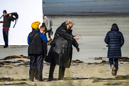 烫金天安们摄影照片_爱尔兰多尼戈尔郡波特诺 — 2023 年 3 月 7 日：《情书》正在海滩上拍摄，由皮尔斯·布鲁斯南、加布里埃尔·伯恩、海伦娜·博纳姆·卡特、菲恩·奥·谢伊、安·斯凯利主演
