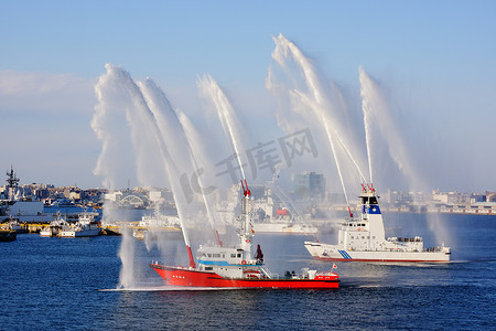 自然灾害摄影照片_放水训练用消防艇