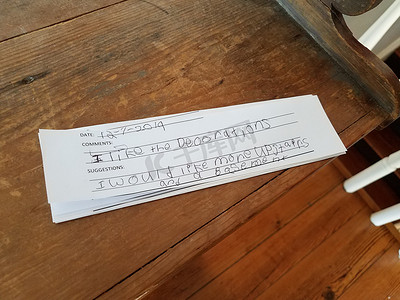 一个孩子在博物馆里的评论卡
