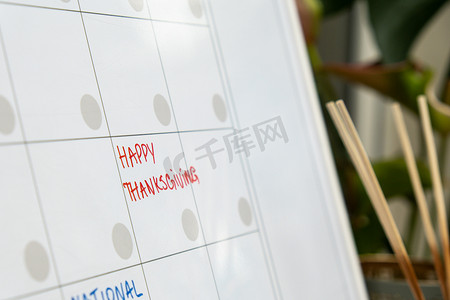 模板工作计划摄影照片_日历上的 HAPPY TANKSGIVING 提醒重要事件约会每月计划者。