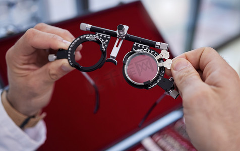 眼部检查摄影照片_验光、医疗保健和验光师在光学诊所进行眼科检查。