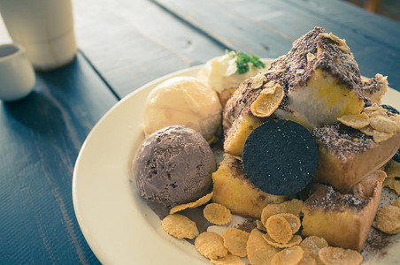 奥利奥蛋糕摄影照片_吐司面包或甜点和奥利奥饼干冰淇淋玉米片 Whi
