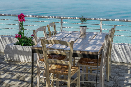 在采取新的 covid-19 措施后，希腊哈尔基迪基空荡荡的酒馆木椅和桌子。