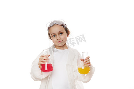 穿着实验室大衣的可爱小女孩，在白色背景上摆着装有彩色化学溶液的实验室烧瓶