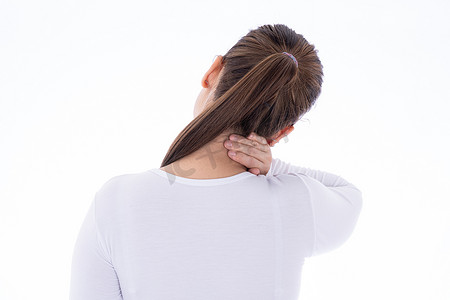 一个女人摄影照片_一个女人在孤立的白色背景下感到筋疲力尽，肩颈疼痛和受伤。