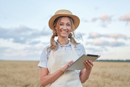 女农民草帽智能农业站立农田微笑使用数字平板电脑女农艺师专家研究监测分析数据农业综合企业