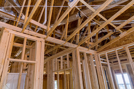 横着的木棒摄影照片_新建房屋必须先安装框架梁、木棒和所有通信线路，然后再使用石膏板