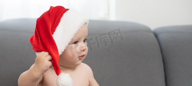戴着圣诞帽的可爱男婴