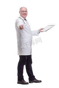 有剪贴板的合格的成熟医生。在白色背景隔绝了。