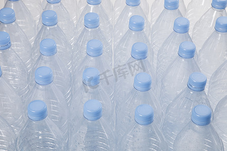 空塑料瓶摄影照片_空塑料瓶的特写视图