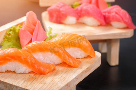 日本料理水彩摄影照片_日本料理-白色背景中木板上的寿司卷