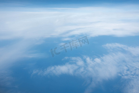 飞机窗外的云和蓝天
