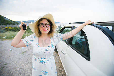 戴着夏日帽子的女性司机拿着车钥匙驾驶她的新车敞篷车 — 汽车和购买概念