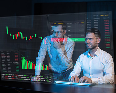 白人男子在虚拟屏幕上向一位留胡子的男子咨询股票走势图。