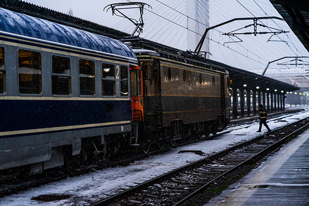罗马尼亚摄影照片_冬天细节火车视图。 