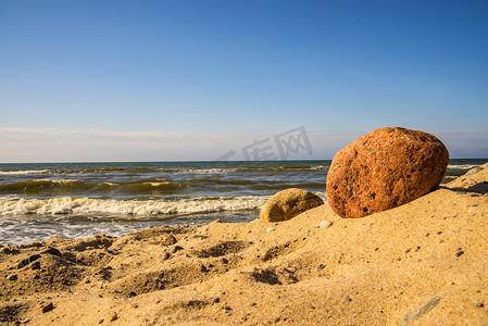PÜOland 的波罗的海海滩，有岩石和鹅卵石