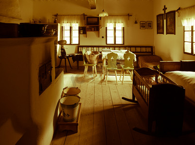 古代床摄影照片_有床、摇篮、熔炉、桌和椅子的葡萄酒室在老农村房子里。