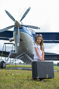 梦想成为飞行员的私人飞机在球场上玩耍的可爱小女孩