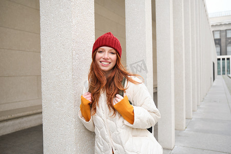 快乐的红发女孩，游客在城里转转，探索城市中的观光地，在欧洲背包旅行，喜欢旅行
