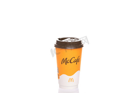 麦当劳的一杯美式咖啡，白色背景有盖子