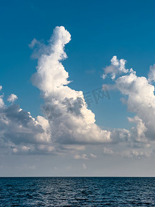 山水壁纸摄影照片_海和多云天空的背景和风景日落视图
