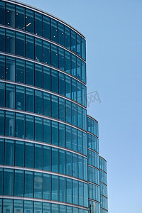 英国伦敦 - 2006 年 12 月 3 日：办公室的蓝色玻璃窗（“更多伦敦庄园”由 Foster and Partners 设计）背景是晴朗的天空。