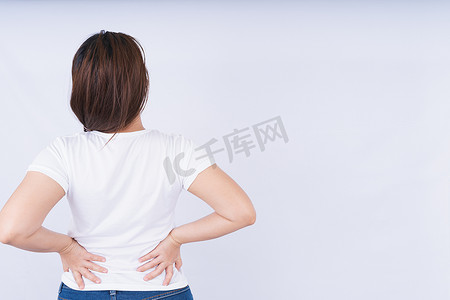 疼痛广告摄影照片_女性在白色背景下用 c 触摸急性腰痛