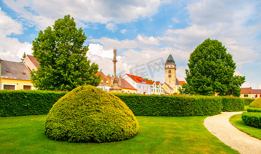 捷克共和国达西斯的城镇公园绿地和圣劳伦斯教堂