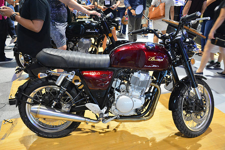 classic 400i 摩托车在帕赛举行的 makina moto 车展上亮相,博士