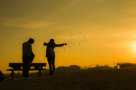 男女情侣在夕阳山消费