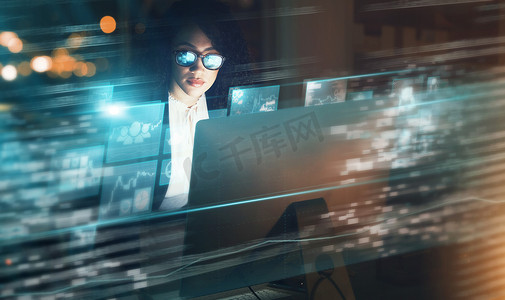 数字、金融科技和股票市场，一名女性在夜间在办公室工作时进行外汇投资交易。