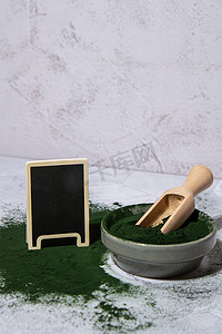 蓝绿藻小球藻和螺旋藻粉在碗里，空黑板模拟复制空间。