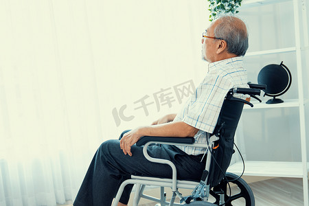 一位坐在轮椅上的老人的画像，心满意足，独自在家。