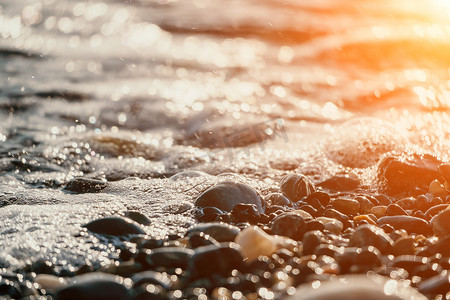 海洋模糊摄影照片_日落时模糊的金色大海。