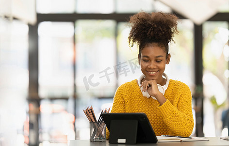 黑人女学生在线学习班与老师远程学习在线视频通话，女孩使用电脑笔记本电脑在线学习语言