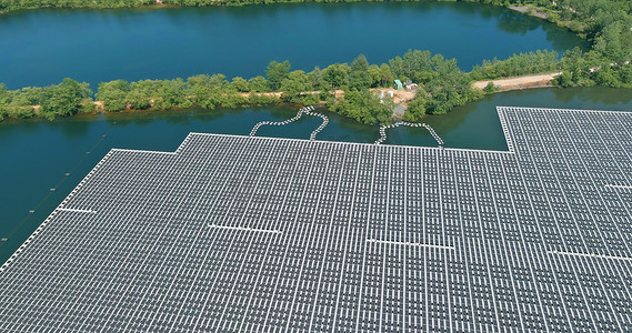 带有浮动电池平台系统的浮动太阳能电池板系统，可在带有浮动太阳能电池板的湖上产生清洁替代能源